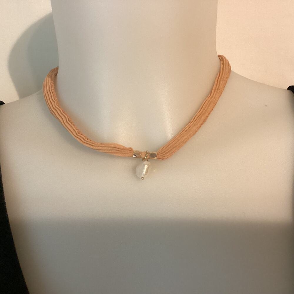 2508 NWOT Choker Necklace Soft Ribbed Material With Pearl 18"
